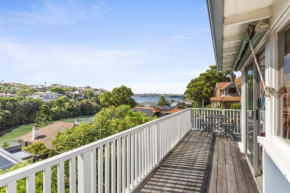 Poolside Stay - Close to Taronga Zoo & Luna Park, Sydney